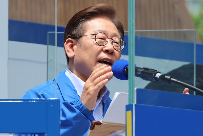 더불어민주당 이재명 대선 후보가 21일 인천광역시 남동구 구월 로데오광장에서 열린 유세에서 시민들에게 지지를 호소하고 있다.ⓒ연합뉴스