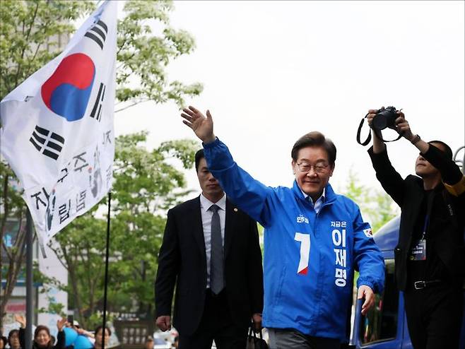 이재명 더불어민주당 대선 후보가 20일 파주 금릉역광장에서 열린 유세에 시민들에게 손을 들어 인사하고 있다. ⓒ데일리안 홍금표 기자