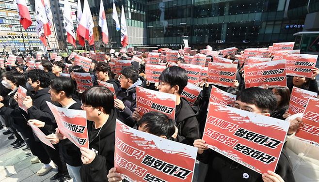 민주노총 산하 화섬식품노조 카카오지회(크루유니언)가 19일 경기도 성남시 카카오 판교 아지트 앞에서 '콘텐츠 CIC' 분사매각 철회와 고용안정 등을 요구하며 구호를 외치고 있다.ⓒ뉴시스