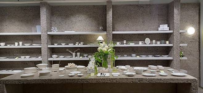 팝업스토어는 총 3가지 공간으로 구성돼 있다. 그 중 원형 계단으로 내려가야 만날 수 있는 C존은 화이트톤의 키친 제품들이 주로 전시돼 있었다. ⓒ데일리안 남가희 기자