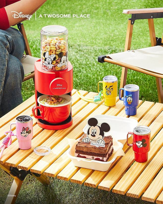 투썸플레이스에서 출시한 미키와 친구들 한정판 굿즈.