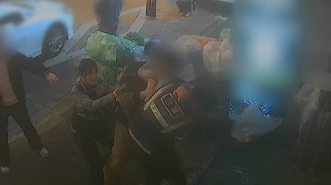 경찰을 폭행하며 난동을 부리는 피의자(대전경찰청 제공) /뉴스1