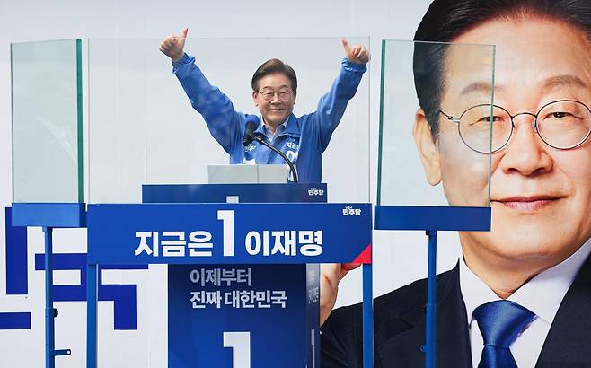 이재명 더불어민주당 대통령 후보가 사흘째 수도권 표심잡기에 나선 21일 오후 인천 부평역 광장을 찾아 지지를 호소하고 있다. 사진공동취재