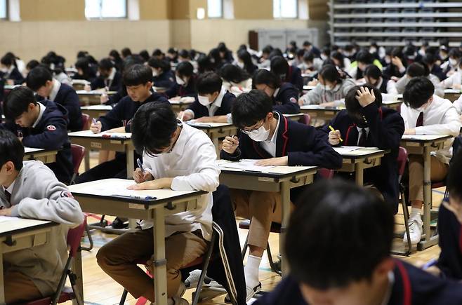 중간고사를 치르는 고교 1학년 학생들. (뉴스1DB)