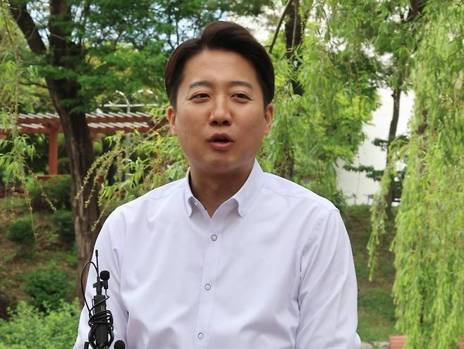 이준석 개혁신당 대선 후보가 22일 ‘학식먹자 이준석’ 캠페인이 열린 인천 미추홀구 인하대학교에서 취재진과 인터뷰를 하고 있다. 2025.05.22. 뉴시스