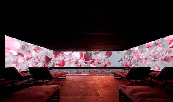 파라다이스시티 실내수영장 ‘씨메르’ 내 아쿠아스파존에 미디어아트가 설치돼 있다.