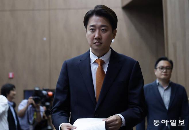 22일 개혁신당 이준석 대선 후보가 긴급기자회견을 연 뒤 단상으로 향하고 있다. 박형기 기자 oneshot@donga.com