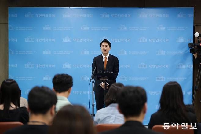 22일 이 후보가 긴급기자회견을 마친 뒤 취재진 질문에 답하고 있다 박형기 기자 oneshot@donga.com