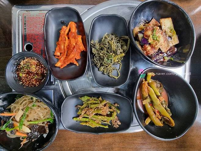 서울 은평구 ‘도림원’의 밑반찬. 웬만한 한정식집 백반 차림 못지않다. 김도언 소설가 제공