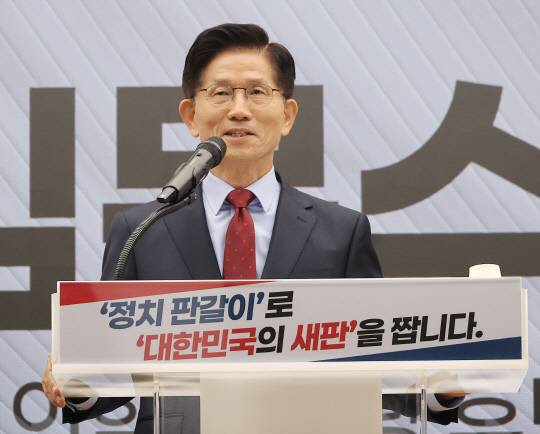 김문수 국민의힘 대선 후보가 22일 서울 여의도 중앙당사에서 정치개혁 관련 긴급 기자회견을 하고 있다. [연합뉴스]