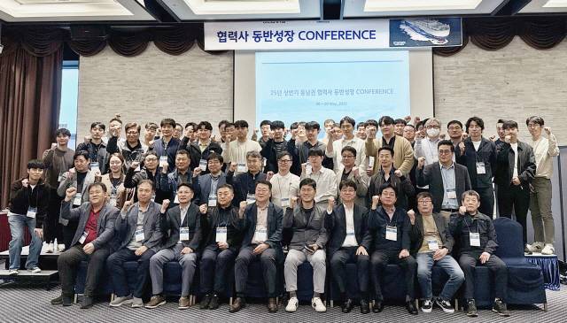 현대글로비스가 지난 8~9일 전남 여수시 소재 라마다프라자 호텔 여수에서 '현대글로비스 2025 항만 협력사 동반성장 콘퍼런스'를 열었다. 사진은 콘퍼런스에 참석한 협력사 직원 등이 기념촬영을 하는 모습. 현대글로비스 제공