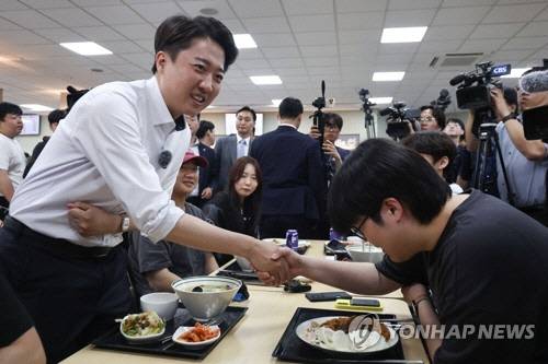 개혁신당 이준석 대선 후보가 22일 '학식먹자 이준석' 행사가 열린 인천 미추홀구 인하대학교에서 학생과 악수하고 있다. [인천=연합뉴스]