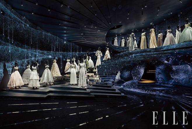 〈크리스챤 디올: 디자이너 오브 드림스〉 전시 공간. 디올 하우스의 역대 크리에이티브 디렉터의 피스들과 레이디 디올 백을 보여주는 공간. © KYUNG SUB SHIN