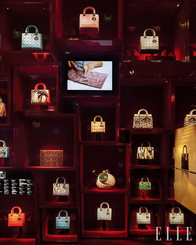 〈크리스챤 디올: 디자이너 오브 드림스〉 전시 공간. 디올 하우스의 역대 크리에이티브 디렉터의 피스들과 레이디 디올 백을 보여주는 공간. © KYUNG SUB SHIN