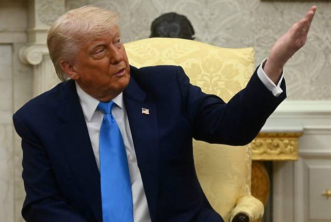 도널드 트럼프 미국 대통령이 세계 무역전쟁과 관세전쟁을 시작하면서 미국과 일본 등 주요 국채 시장이 무너지는 조짐을 보이고 있다. 미 30년 만기 국채 수익률은 21일(현지시간) 심리적 저항선인 5% 벽을 다시 뚫었고, 일본 40년 물 국채 수익률은 장중 한때 사상 최고치를 기록했다. AFP 연합