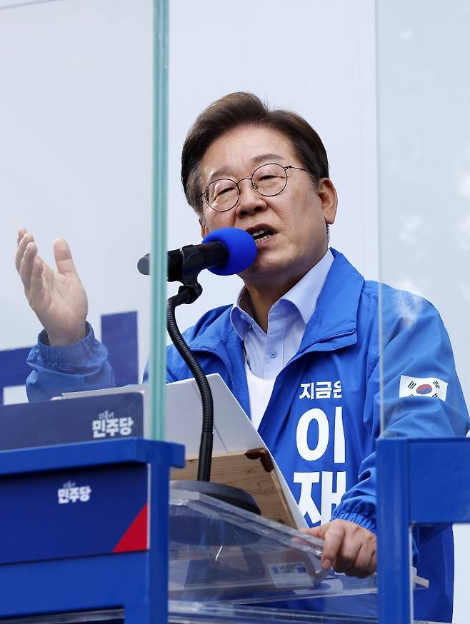 이재명 더불어민주당 대통령 후보가 사흘째 수도권 표심잡기에 나선 지난 21일 오후 인천 서구 롯데마트 청라점 앞을 찾아 지지를 호소하고 있다. 사진=뉴스1