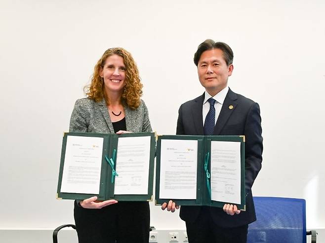 지난 21일(현지시간) 업무협약을 체결하고 있는 유엔 마약·범죄사무소(UNODC) 캔디스 웰치 정책분석홍보국장(왼쪽)과 이준형 경찰청 국제협력관. 사진=경찰청 제공