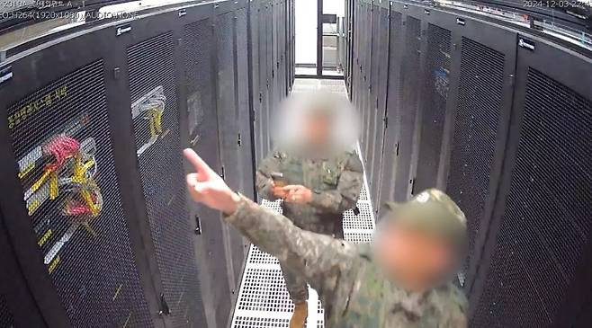 12·3 계엄령 선포 이후 선거관리위원회에 투입된 계엄군이 선관위 시스템 서버를 촬영하고 있다. 행정안전위원회 제공