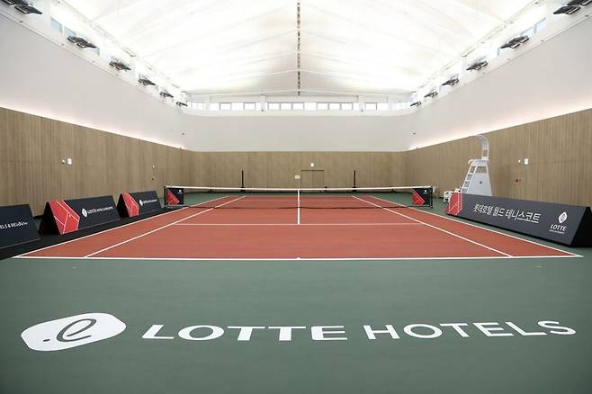 롯데호텔 월드에 오픈한 실내 테니스코트. 롯데호텔월드앤리조트 제공