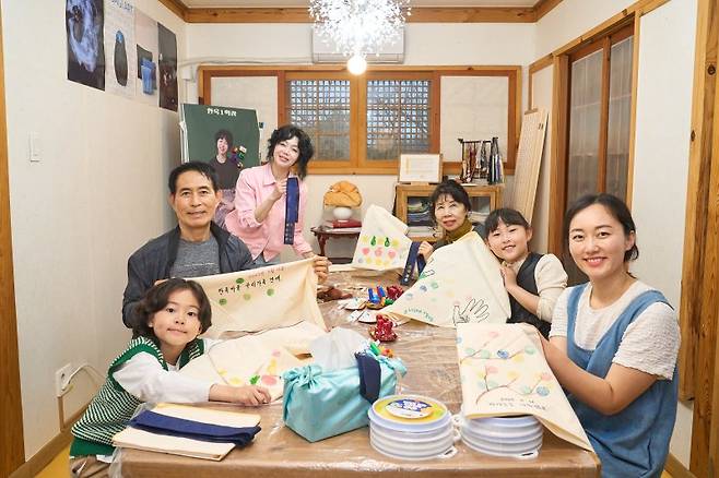 시부모와 함께 세대 통합 가족 캠프 '아날로그적 1박 2일'에 참여한 김지나씨 가족이 지난 16일 김포아트빌리지에서 보자기 만들기 체험을 하고 있다.