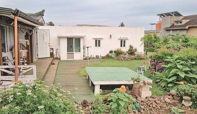 미스터멘션 플랫폼에 장기 숙박업소로 등록된 한 숙소 모습. 이 숙소는 빈집을 리모델링해 조성했다. 미스터멘션 제공