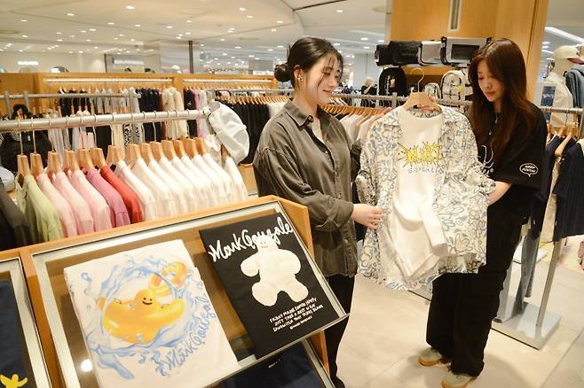 롯데백화점 부산본점 7층 미국 스트리트 브랜드 '마크곤잘레스'에서 여성 고객들이 상품을 둘러보고 있다. 롯데백화점 제공