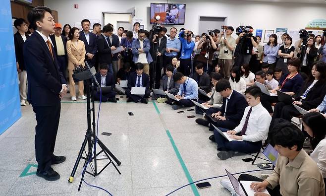 이준석 개혁신당 대선 후보가 22일 서울 여의도 국회 소통관에서 긴급 기자회견을 열고 범보수 진영의 단일화 논의에 응하지 않겠다는 입장을 밝히고 있다. /사진=뉴시스