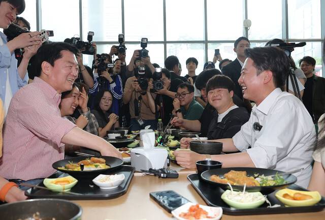 이준석 개혁신당 대통령 후보가 지난 21일 ‘학식먹자 이준석’ 행사가 열린 경기 성남시 가천대학교 글로벌캠퍼스에서 안철수 국민의힘 의원과 웃으며 대화를 나누고 있다. 연합뉴스