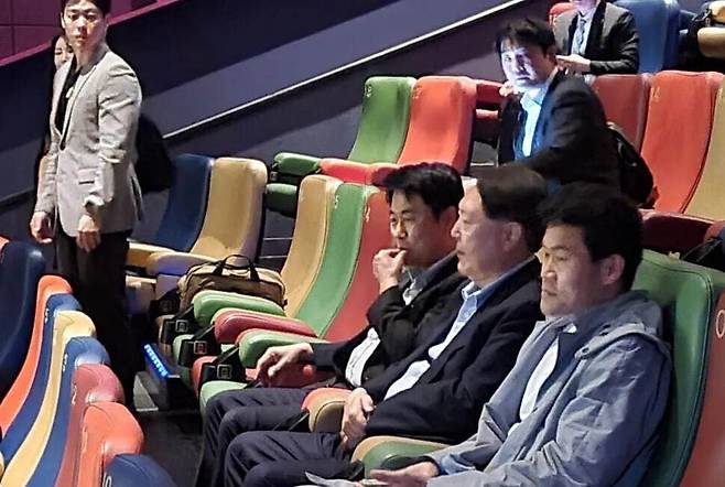 윤석열 전 대통령(오른쪽 두번째)이 서울 동대문구 한 영화관에서 부정선거를 다룬 영화를 관람하고 있다. 오른쪽은 전한길 강사, 왼쪽은 이영돈 전 피디. 이승욱 기자 seugwookl@hani.co.kr