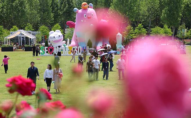 22일 서울 동작구 보라매공원에서 열린 ‘2025 서울국제정원박람회’를 찾은 시민들이 산책을 즐기고 있다. 연합뉴스