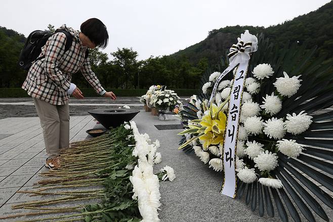 추모객이 22일 오후 경남 김해시 진영읍 봉하마을 고 노무현 전 대통령 묘역을 참배하고 있다. 김영원 기자 forever@hani.co.kr