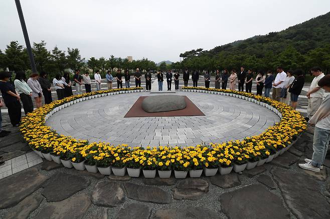 노무현재단 임직원들이 22일 오후 경남 김해시 진영읍 봉하마을 고 노무현 전 대통령 묘역을 참배하고 있다. 김영원 기자 forever@hani.co.kr
