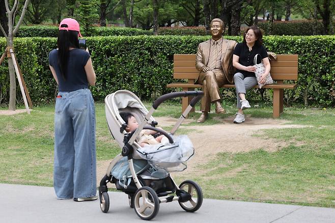 추모객들이 22일 오후 경남 김해시 진영읍 봉하마을에서 고 노무현 전 대통령 동상과 사진을 찍고 있다. 김영원 기자 forever@hani.co.kr