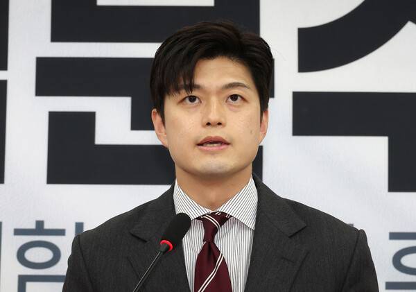 김용태 국민의힘 비상대책위원장이 21일 서울 여의도 국회에서 기자회견을 열고 김건희 여사와 관련한 문제 등과 관련해 발언하고 있다. 연합뉴스