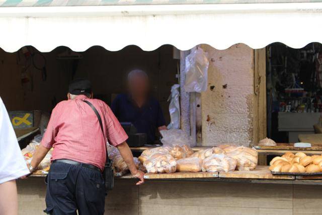 이스라엘인들이 18일 예루살렘의 전통시장 '마하네 야후다'에서 빵을 사고팔고 있다. 예루살렘=김현종 기자