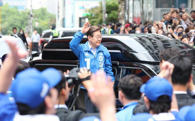 이재명 더불어민주당 대선 후보가 21일 인천 남동구 구월 로데오광장에서 열린 집중유세에 참석, 유권자들의 지지를 호소하고 있다. 고영권 기자