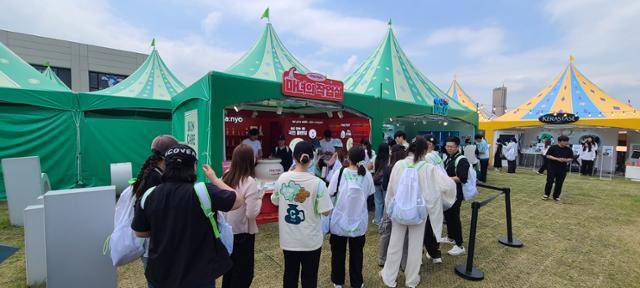 CJ올리브영이 개최한 올리브영 페스타에서 뷰티 브랜드 마녀공장을 찾은 방문객들. 박경담 기자