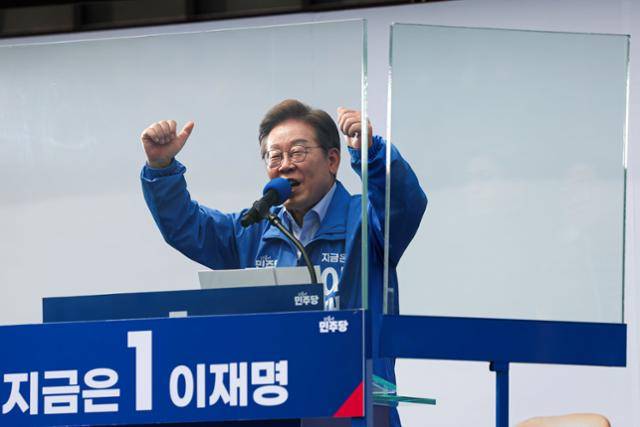 이재명 더불어민주당 대선 후보가 21일 인천광역시 부평역 북광장에서 열린 집중유세에서 시민들에게 지지를 호소하고 있다. 인천=연합뉴스