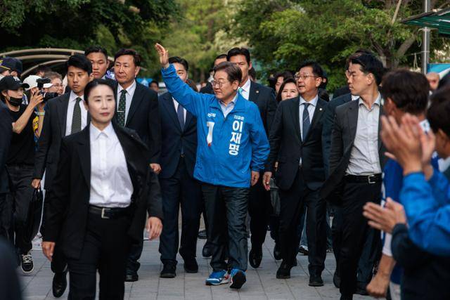 이재명 더불어민주당 대선 후보가 21일 인천 계양역 앞에서 경호원들과 유세장으로 향하고 있다. 인천=고영권 기자