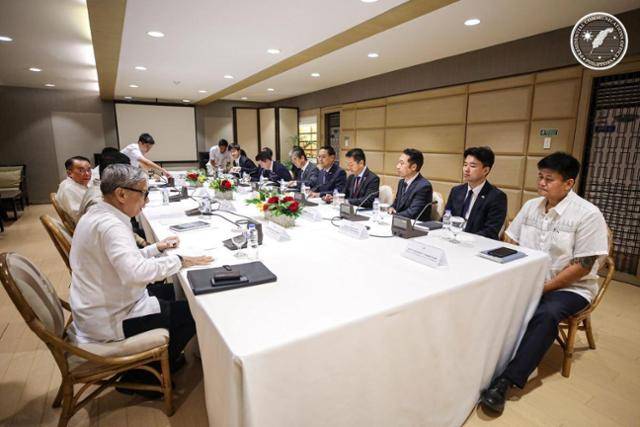 필리핀 대통령 직속 조직범죄대책위원회 (PAOCC) 관계자(왼쪽)들과 주필리핀 한국대사관 및 한인 사회 관계자들이 16일 마닐라에서 만나 한국인 겨냥 범죄 증가 대응 방안을 논의하고 있다. 필리핀 대통령실 제공