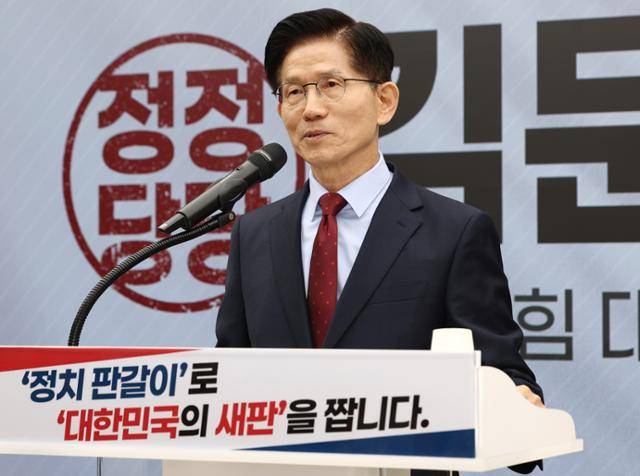김문수 국민의힘 대선 후보가 22일 서울 영등포구 국민의힘 중앙당사에서 정치개혁 관련 긴급 기자회견을 하고 있다. 뉴스1