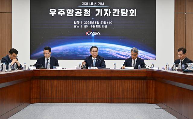 윤영빈(가운데) 우주항공청장이 21일 경남 사천에서 열린 개청 1주년 기자간담회에 참석해 주요 현안 진행 상황과 향후 계획을 설명하고 있다. 우주항공청 제공