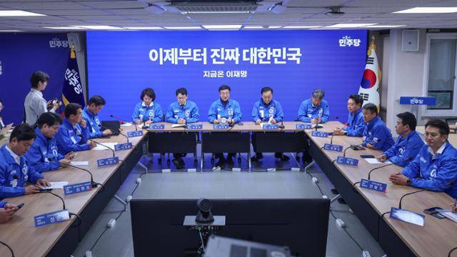 윤호중 더불어민주당 중앙선대위 총괄본부장이 22일 서울 여의도 당사에서 열린 제6차 총괄본부장단회의에서 발언하고 있다. 연합뉴스