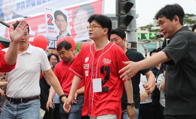 한동훈 전 국민의힘 대표가 22일 충북 청주시 육거리종합시장에서 김문수 후보 지원 유세를 위해 이동하고 있다. 뉴스1