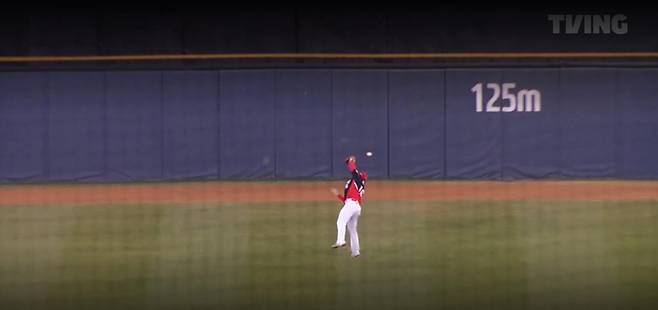 4월 4일 잠실 LG전 1회 문보경의 타구를 처리하지 못하는 KIA 중견수 최원준의 모습. 기록되지 않은 실책성 플레이에 가까웠다. 티빙 캡처