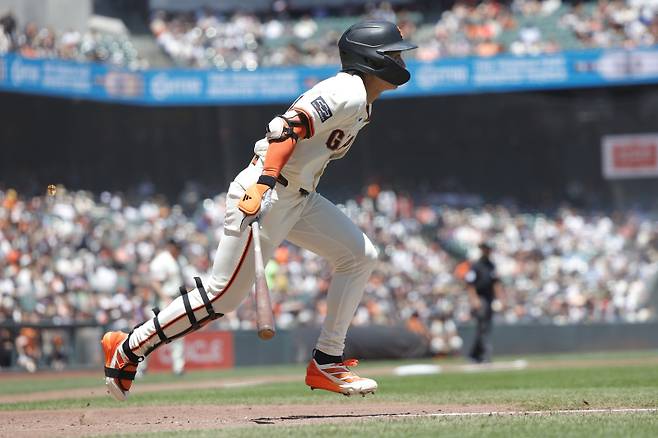 <yonhap photo-3503=""> epa12124084 San Francisco Giants Jung Hoo Lee follows through with a double off Kansas City Royals pitcher Jonathan Bowlan during the third inning of the Major League Baseball (MLB) game between the Kansas City Royals and the San Francisco Giants in San Francisco, California, USA, 21 May 2025. EPA/JOHN G. MABANGLO/2025-05-22 07:01:28/ <저작권자 ⓒ 1980-2025 ㈜연합뉴스. 무단 전재 재배포 금지, AI 학습 및 활용 금지></yonhap>