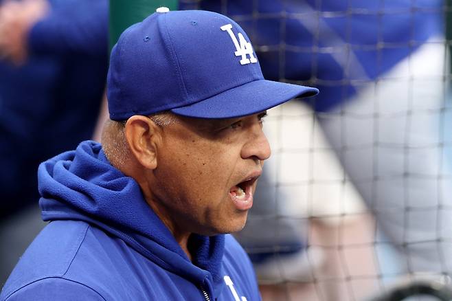 <yonhap photo-0657="">데이브 로버츠 LA 다저스 감독. [AFP=연합뉴스]</yonhap>