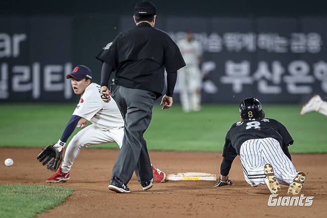 21일 부산 LG 트윈스전 10회 초 1사 1루에서 문성주의 도루 시도를 막아내는 롯데 이호준. 사진=롯데 자이언츠