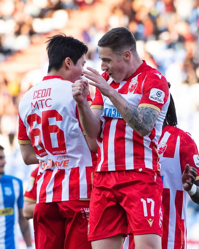 28일 츠르베나 즈베즈다 설영우(왼쪽)가 두아르테의 득점을 도운 뒤 함께 환호하고 있다. 사진=즈베즈다 SNS