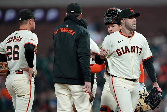 <yonhap photo-3183="">지난 13일(한국시간) 애리조나전에서 마운드를 내려가는 저스틴 벌렌더. [AFP=연합뉴스]</yonhap>